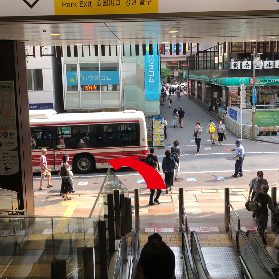 JR吉祥寺駅南口（公園口）を出て左に進みます。