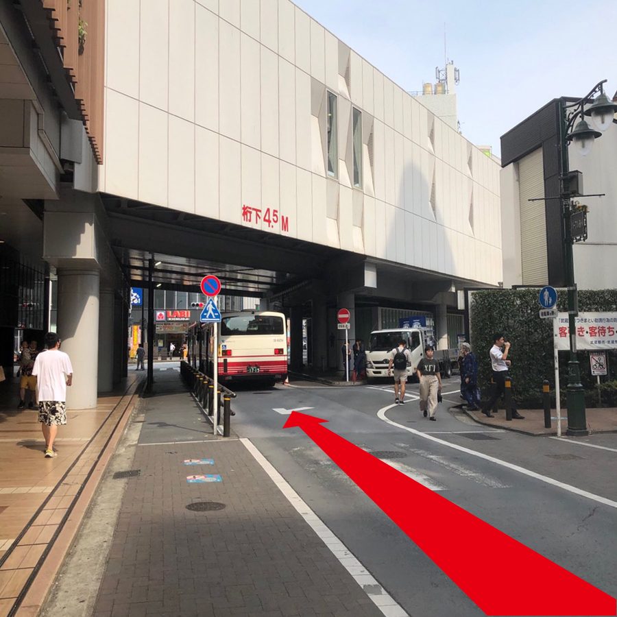JR吉祥寺駅南口（公園口）を出て左に進みます。