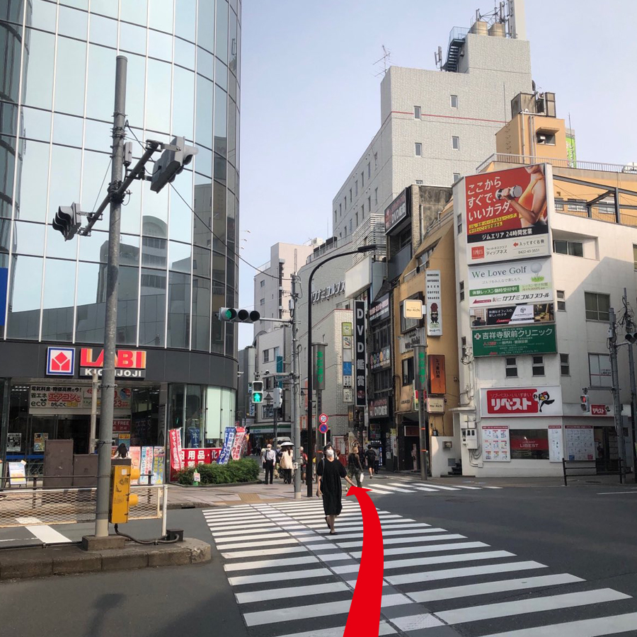 信号を渡り、末広通りに入り、まっすぐ進みます。