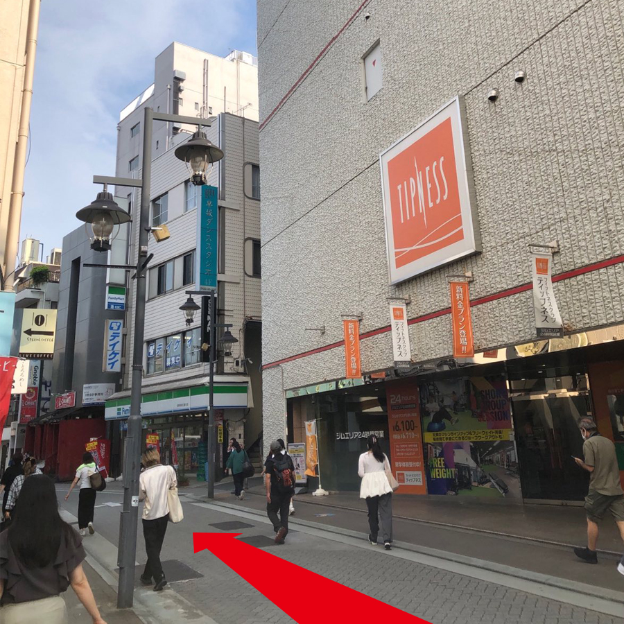 右手にティップネス吉祥寺とファミリーマートが見えてきます。その2軒隣のビルに【焼き鳥み】がございます。