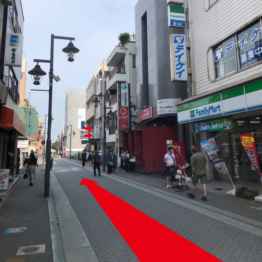 右手にティップネス吉祥寺とファミリーマートが見えてきます。その2軒隣のビルに【焼き鳥み】がございます。